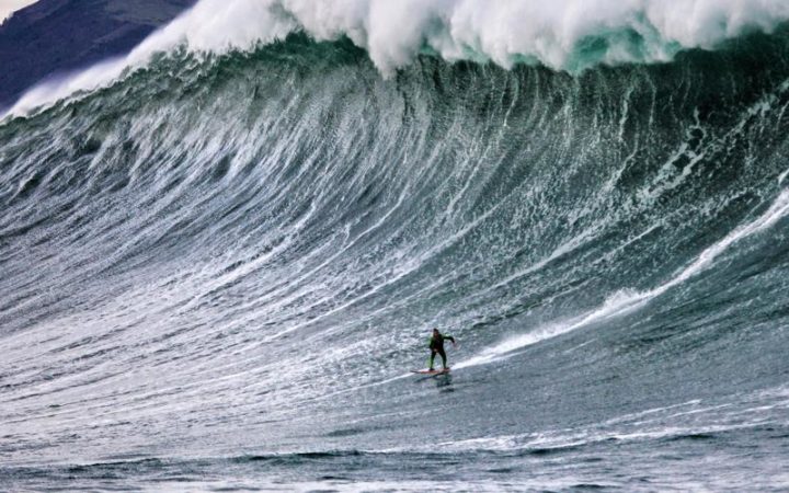Gautier Garanx, par Manuel De Lara, le 22 décembre 2013, à Belharra, avec la plus grosse vague surfée de l’année : 19 mètres. © Crédit photo : Manuel De Lara