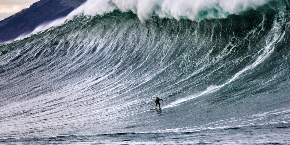 Gautier Garanx, par Manuel De Lara, le 22 décembre 2013, à Belharra, avec la plus grosse vague surfée de l’année : 19 mètres. © Crédit photo : Manuel De Lara